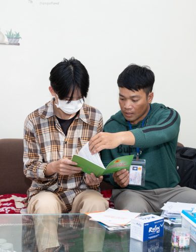 Community-worker-providing-couns