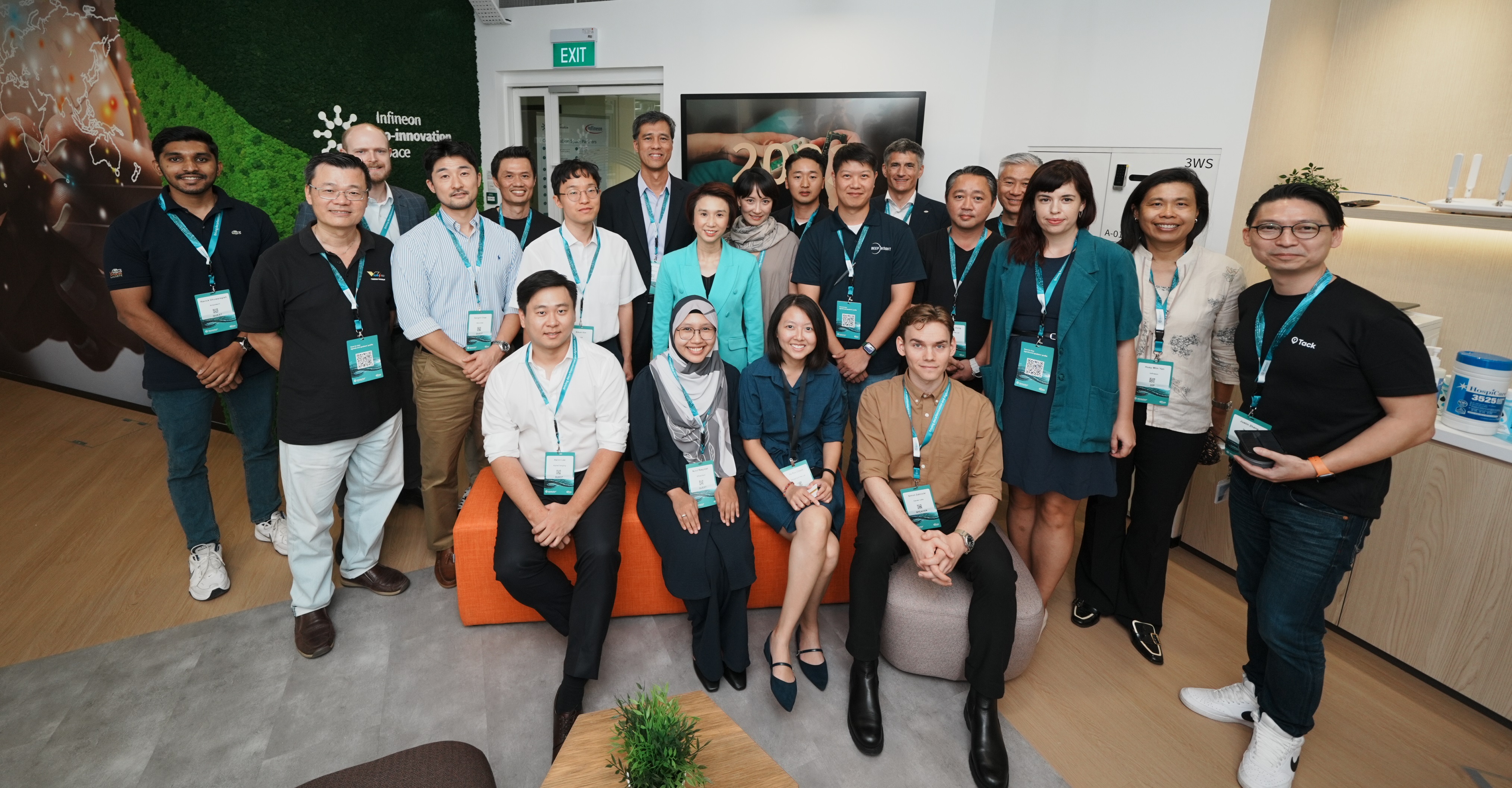 Startups at Infineon’s Co-Innovation Space pose with the Minister of State Low Yen Ling (middle) and Infineon Technologies Asia Pacific President and Managing Director CS Chua (behind her).