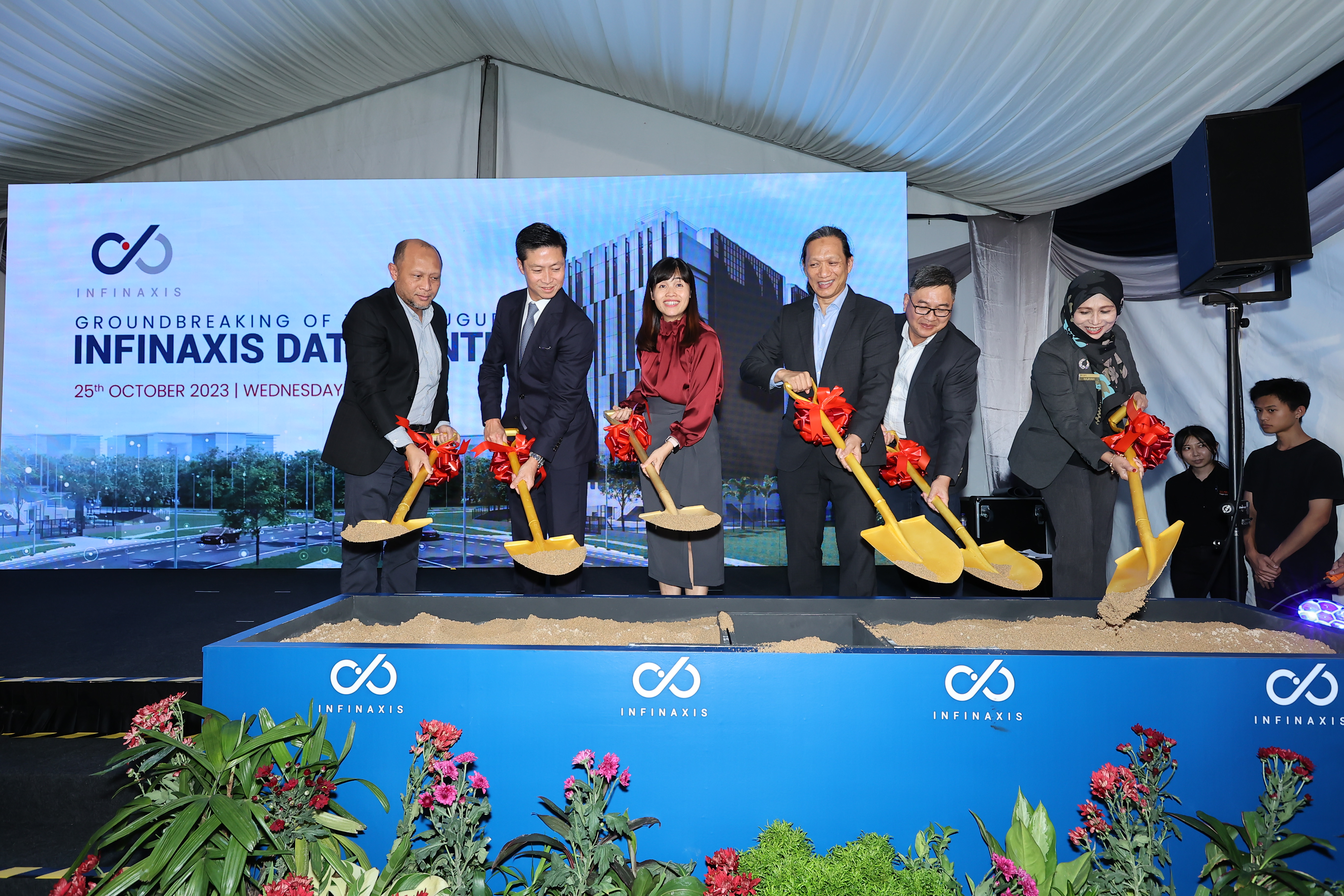 From left to right: 1. Director and Head of Division of MDEC: Wan Murdani; 2. President and Managing Principal of Gaw Capital Partners: Kenneth Gaw; 3. Deputy Minister of Communications and Digital: Teo Nie Ching; 4. CEO of Infinaxis Data Centre: Zahri Mirza; 5. Founder and Partner of A3 Capital: Amos Ong; 6. Executive Director of Investment Promotion of Malaysian Investment Development Authority (MIDA): Najihah Abadi.
