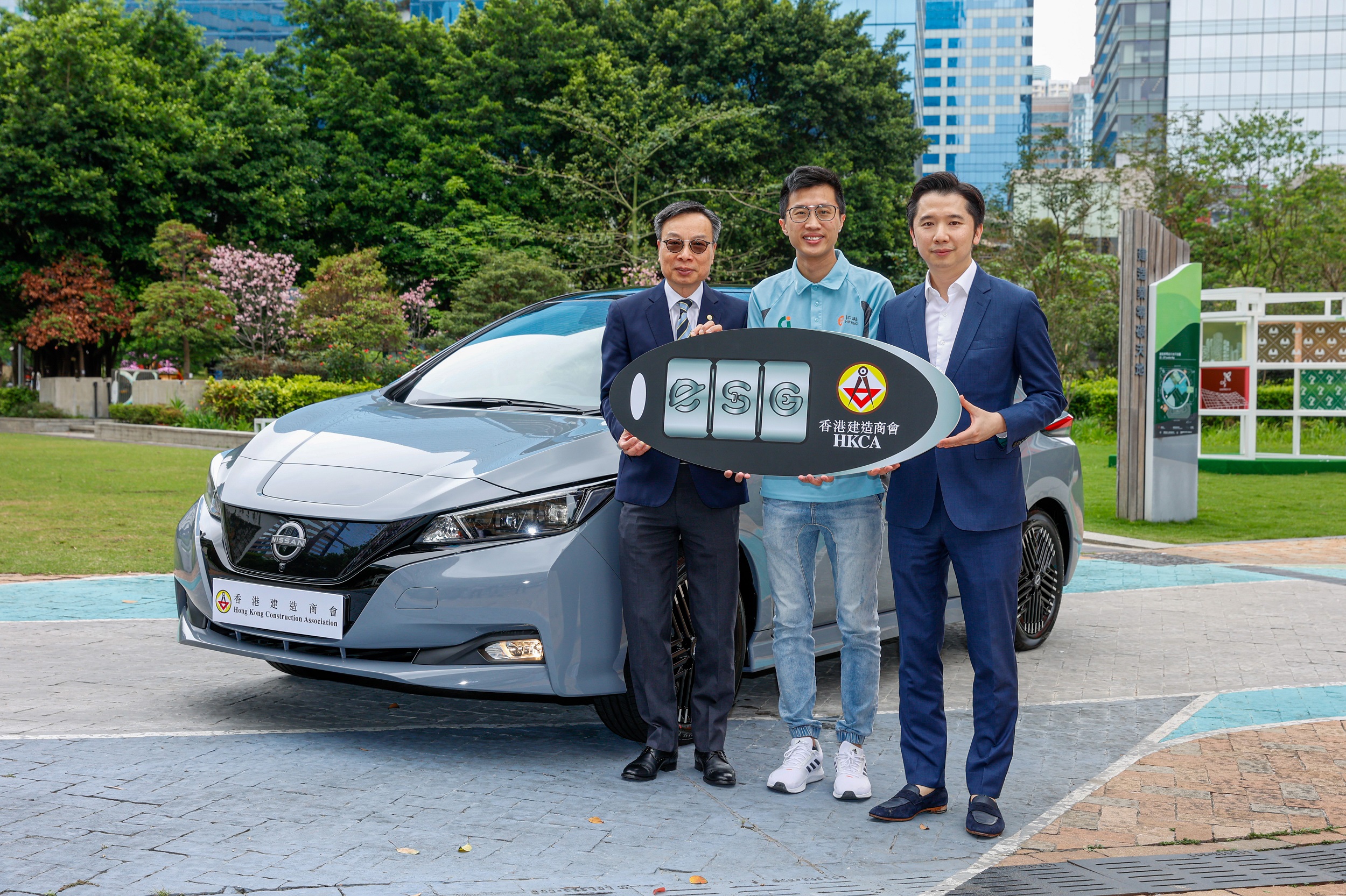 Mr. Eddie Lam, MH, President of HKCA (left), and Mr. Rex Wong, JP, First Vice President of HKCA (right), presented an electric car as the grand prize to the winner of the Grand Lucky Draw from the