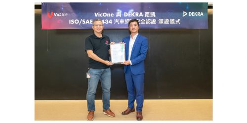 VicOne_Photo_RIGHT_Aaron_Lee_Managing_Director_DEKRA_Taiwan_Presenting_ISO-SAE_21434_Certificate_LEFT_Max_Cheng_CEO_VicOne