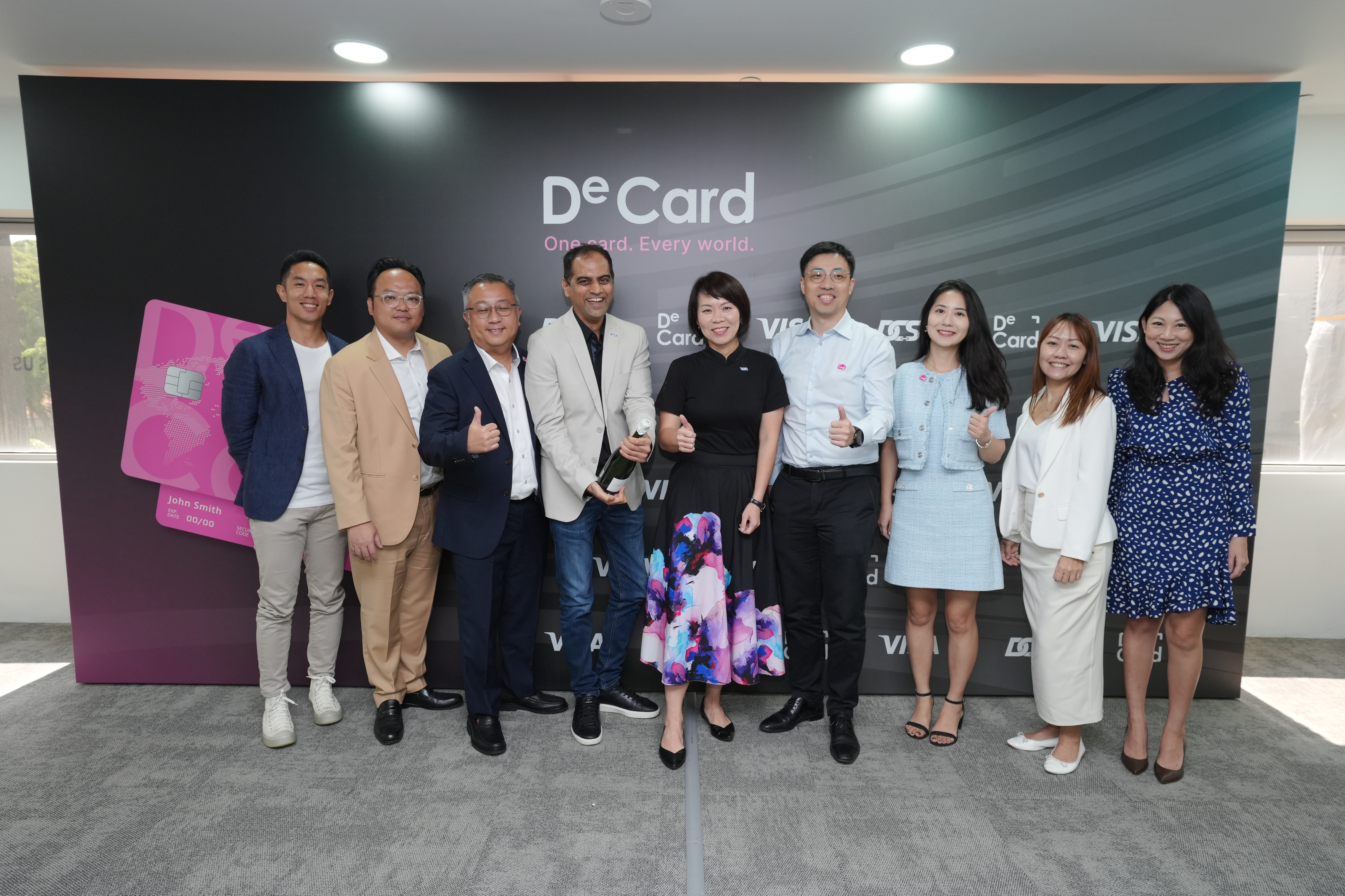 DCS and Visa launch DeCard Visa card — a micro credit card that supports both fiat and digital asset top-ups. From left: George Jiang, Chief Product Officer, DCS; Dr. Cyrus Tong, Chief Compliance Officer, DCS; Lionel Lee, MD, Consumer Cards, DCS; Nischint Sanghavi, Head of Digital Currencies, Visa Asia Pacific; Adeline Kim, Visa Country Manager, Singapore & Brunei; Cheng Haoran, Chief Operating Officer, DCS; Elsa Qiu, Chief Commercial Officer, DCS; Dayna Leng, Chief Marketing Officer, DCS; Kerri Teo, Visa, Head of Sellers & Fintechs, Singapore & Brunei.