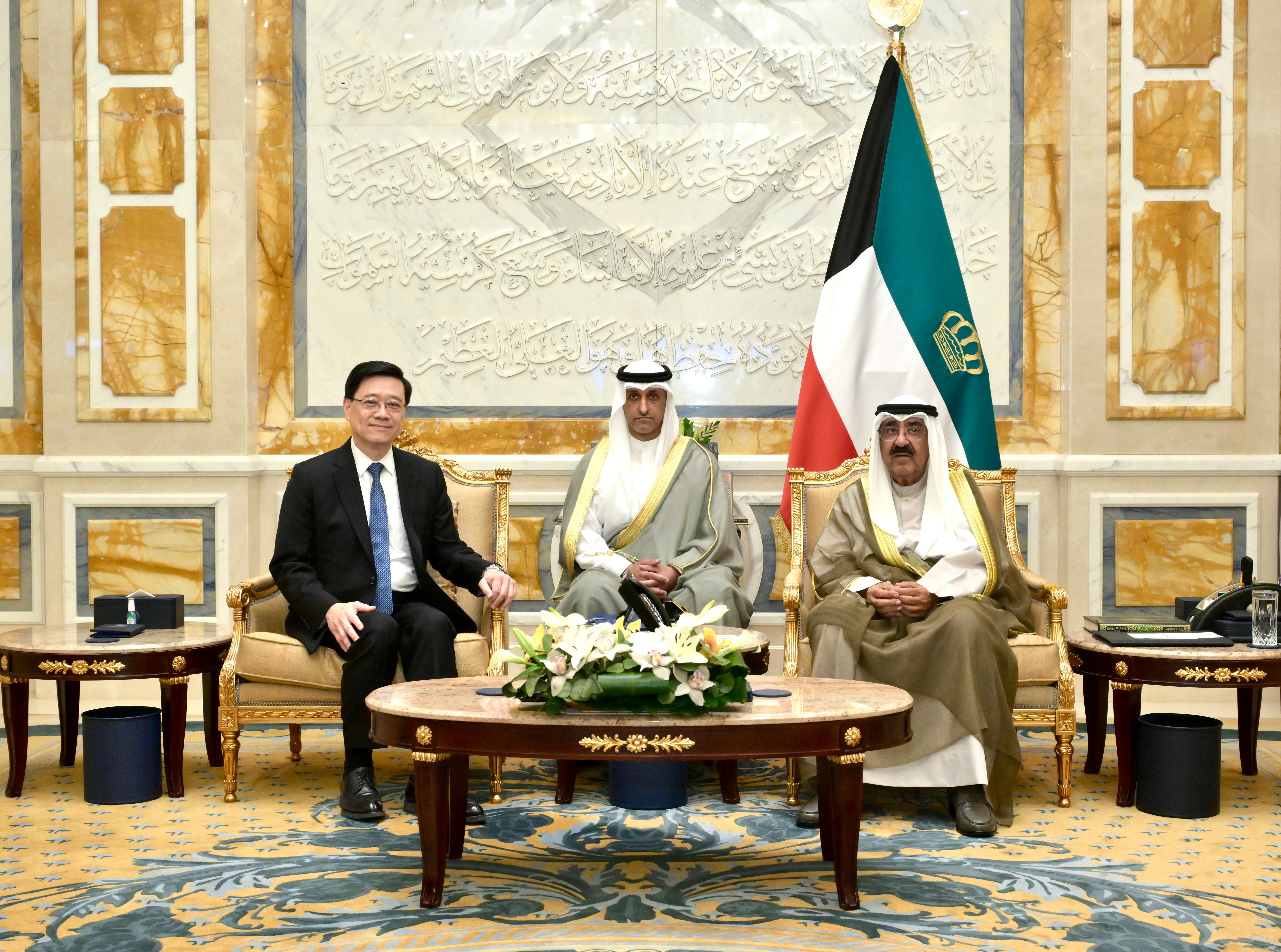 Mr Lee (left) meets Amir of the State of Kuwait His Highness Sheikh Meshal Al-Ahmad Al-Jaber Al-Sabah (right).