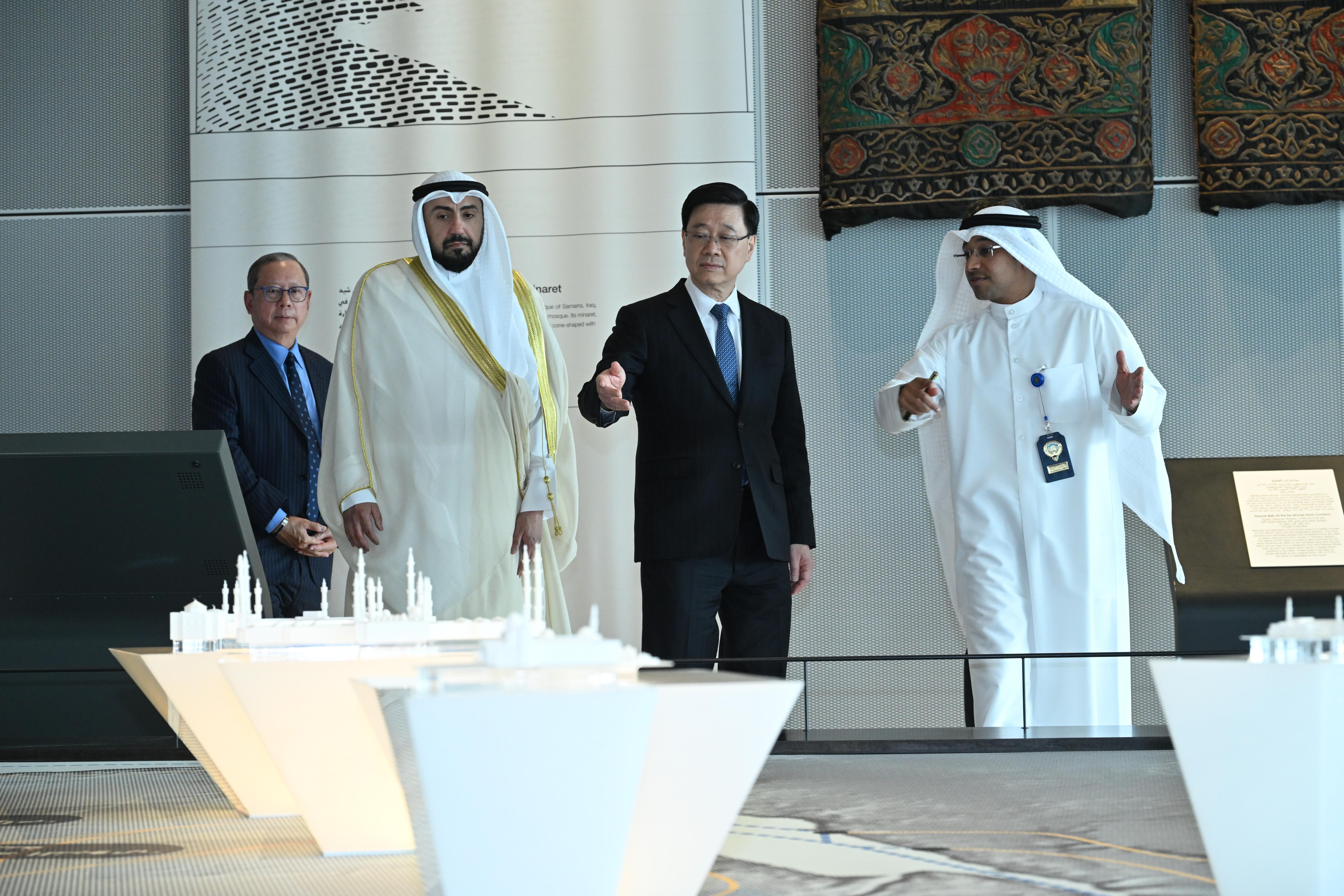 Mr Lee (second right) visits the Sheikh Abdullah Al Salem Cultural Centre in Kuwait.