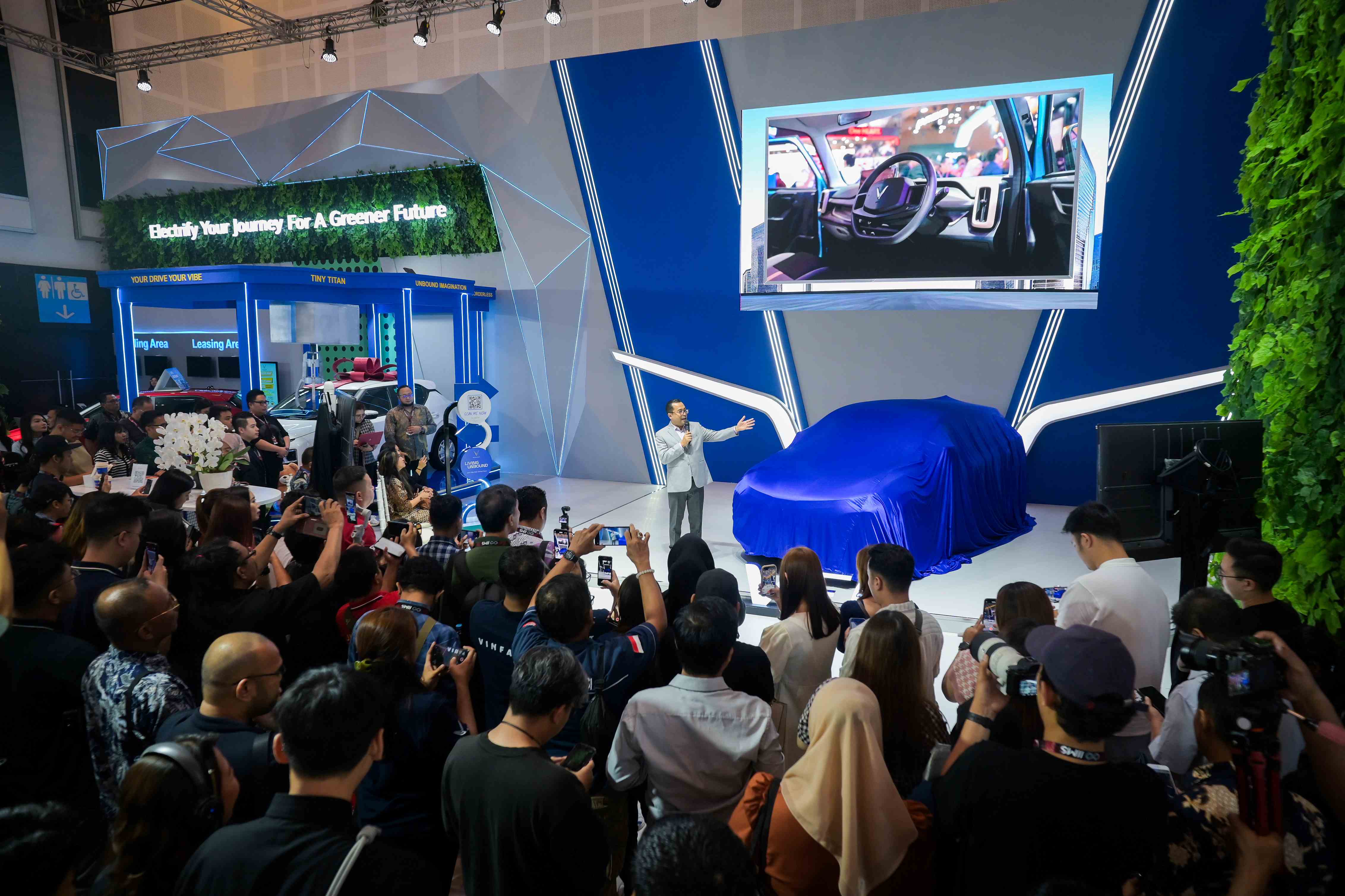 The right-hand drive VinFast VF 6 showcased for the first time at IIMS Surabaya 2025, priced from just 396,995,000 IDR.