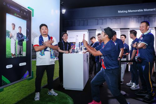 01Fans-take-a-virtual-selfie-wit