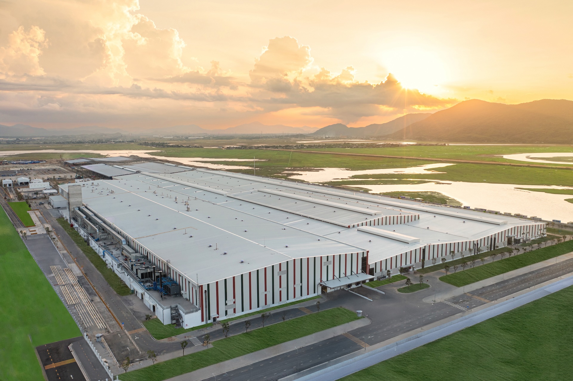 The VinFast electric vehicle manufacturing plant in Hà Tĩnh, located in the Vũng Áng Economic Zone, commenced operations in less than seven months since the project was initiated. Covering an area of 360,000 square meters, the plant has an annual production capacity of 200,000 vehicles.
