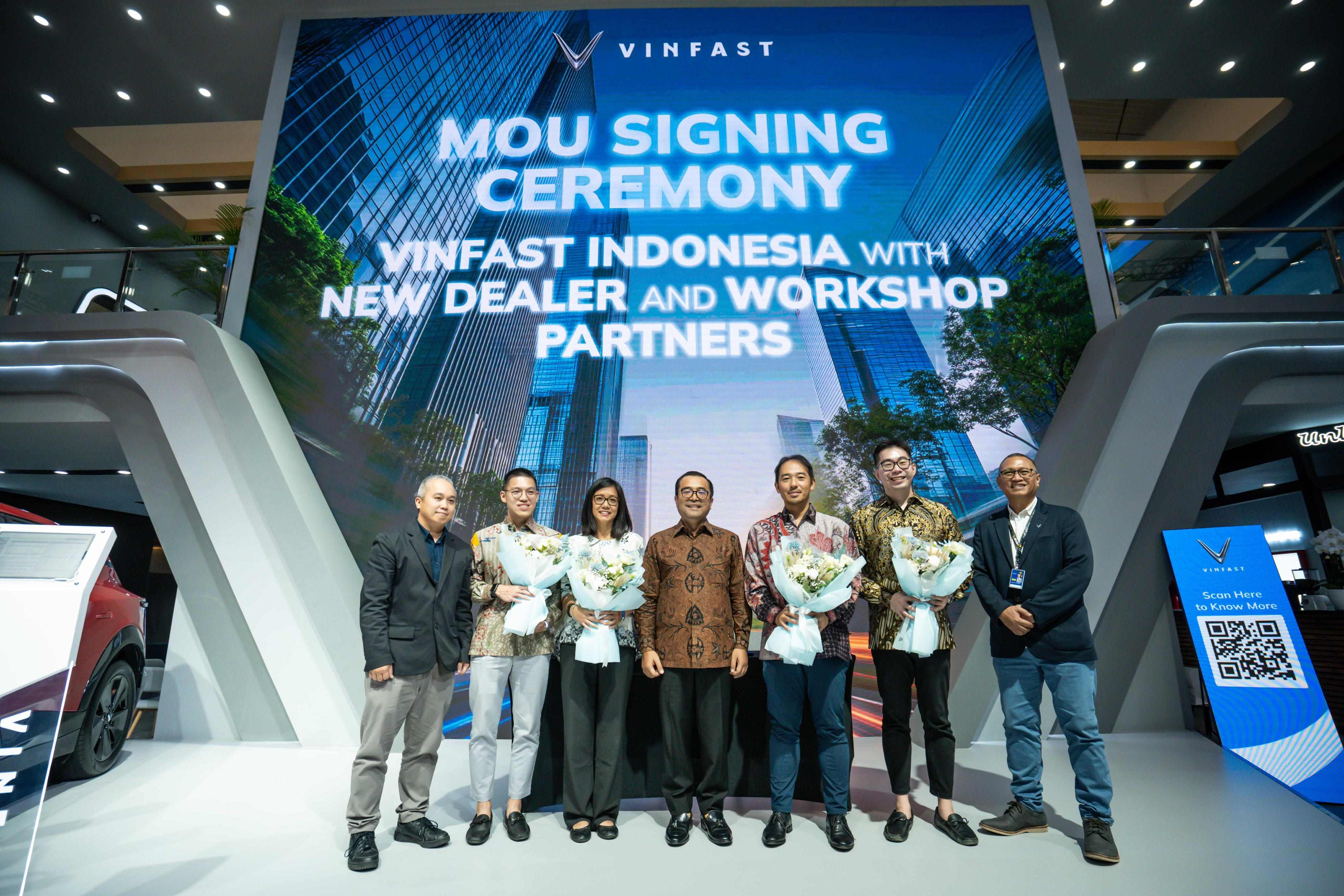 Mr. Kariyanto Hardjosoemarto – CEO of VinFast Indonesia (fourth from the left) – with representatives of new service workshop partners at the MOU signing ceremony held during GIIAS 2025.