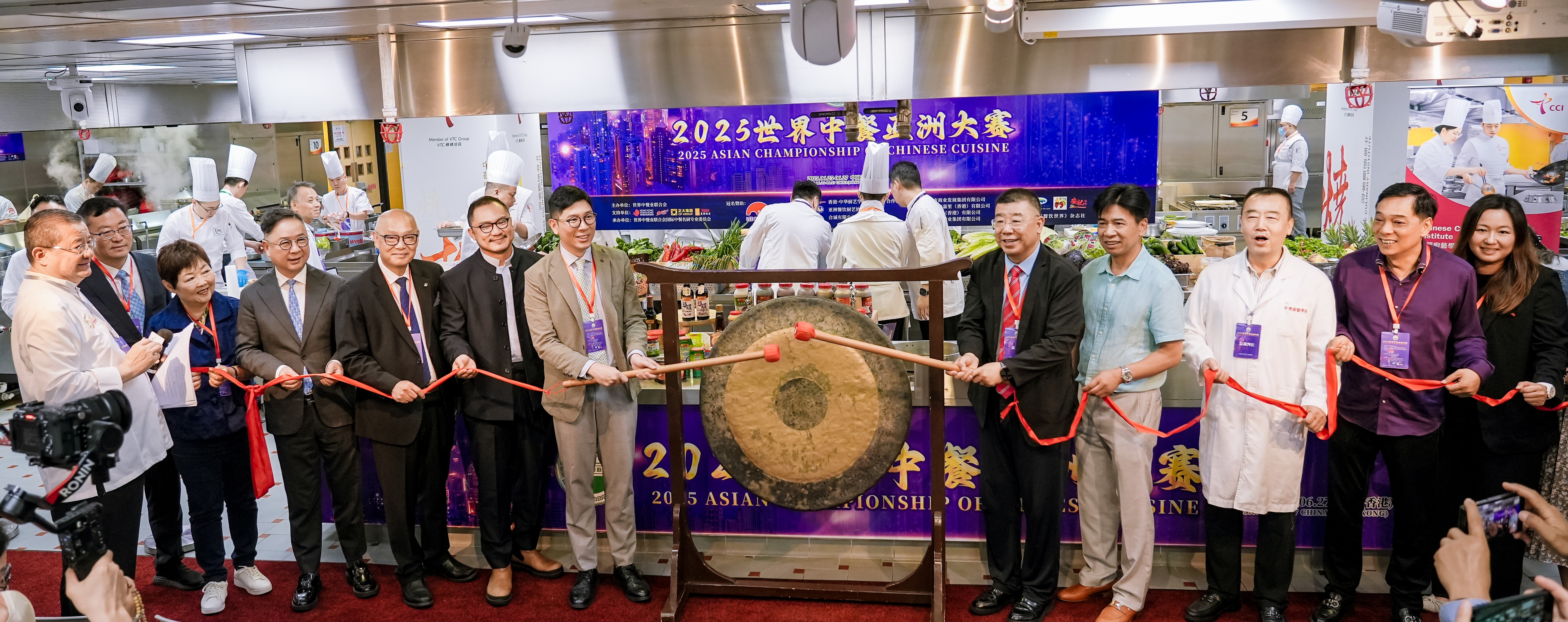 Wu Li, Vice President of the World Federation of Chinese Catering Industry (fifth from right), Samuel Cheng, Associate Director of Business Development of Hong Kong Trade Development Council (seventh from left), James Yap, Principal of Chinese Culinary Institute (sixth from left), representative from Lee Kum Kee and other guests join the grand opening of the competition.
