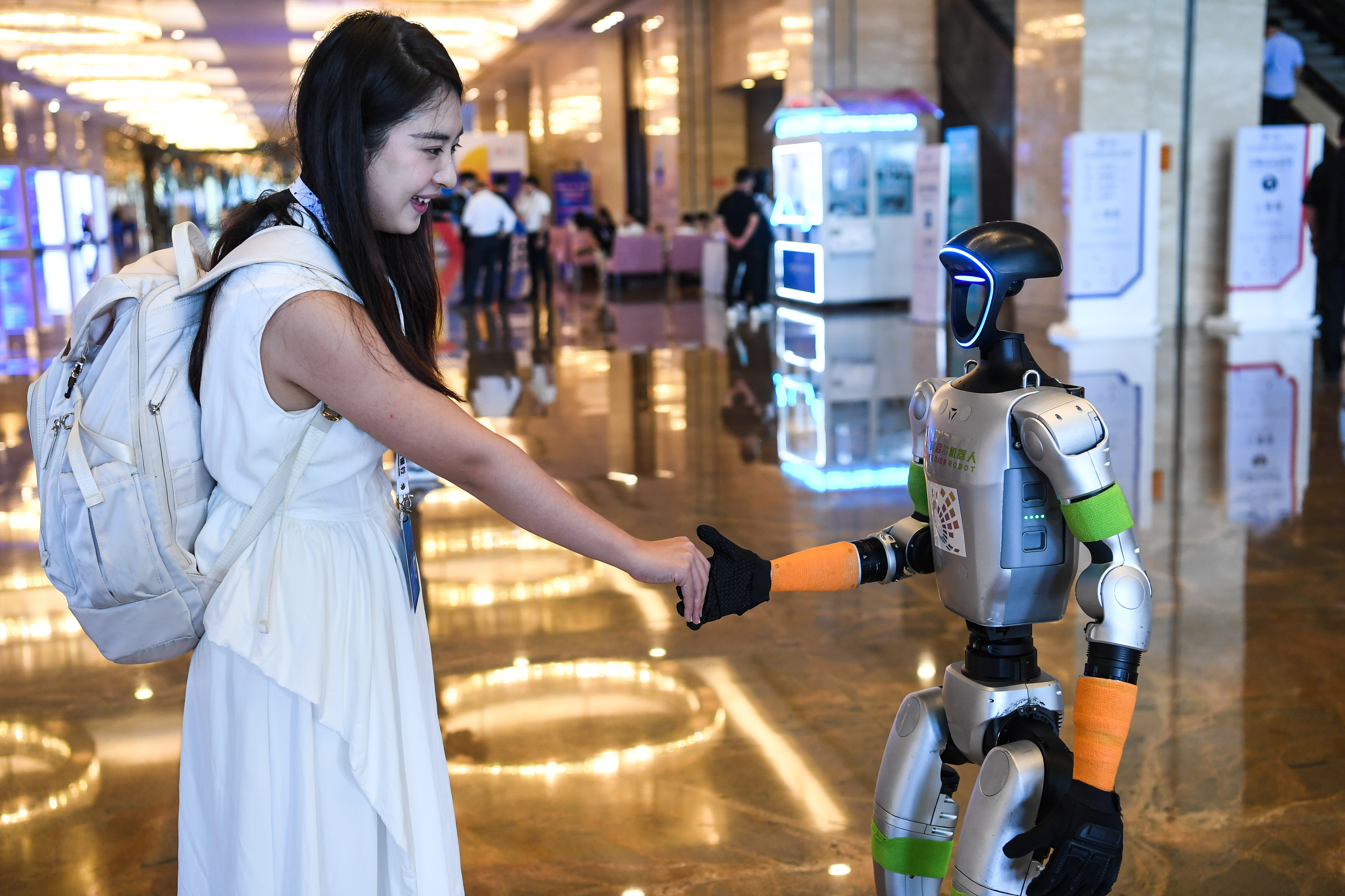 On Aug. 28th, a participant shakes hands with a robot at the site of the opening ceremony of the 2025 China International Big Data Industry Expo in Guiyang, China