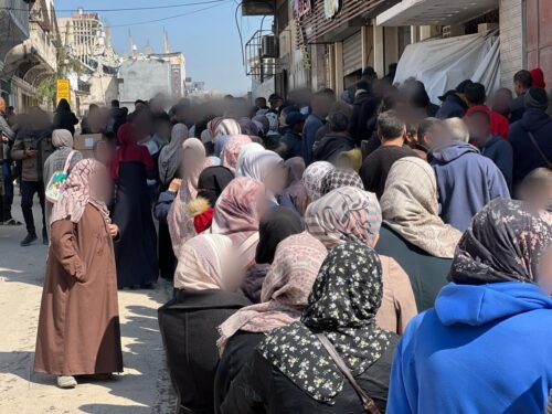 Families-in-Gaza-wait-to-receive