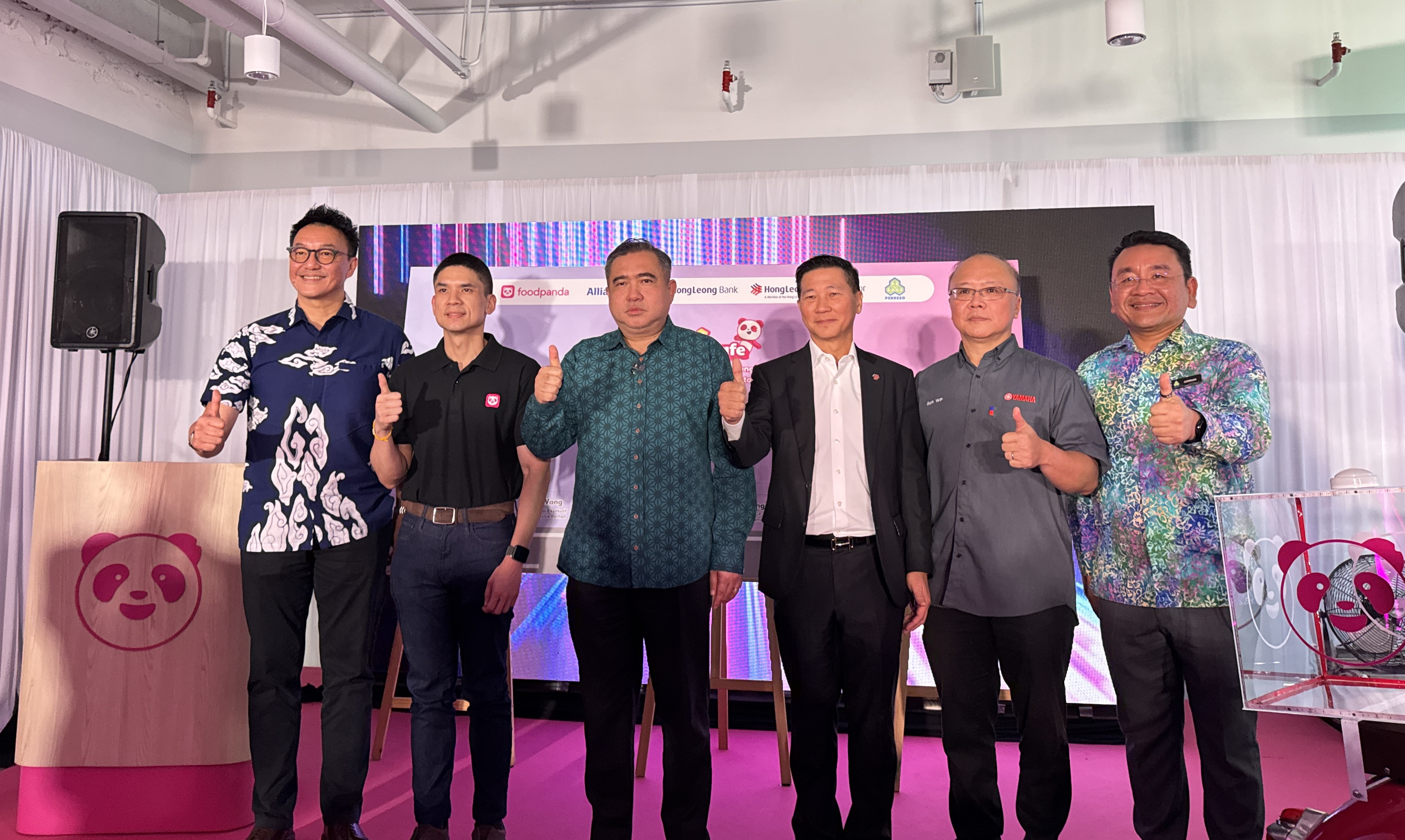 Hong Leong Bank will deliver its award-winning HLB DuitSmart financial literacy workshop to foodpanda delivery partners as part of the newly launched pandasafe rider safety program, officiated today by YB Anthony Loke, Minister of Transport Malaysia.
