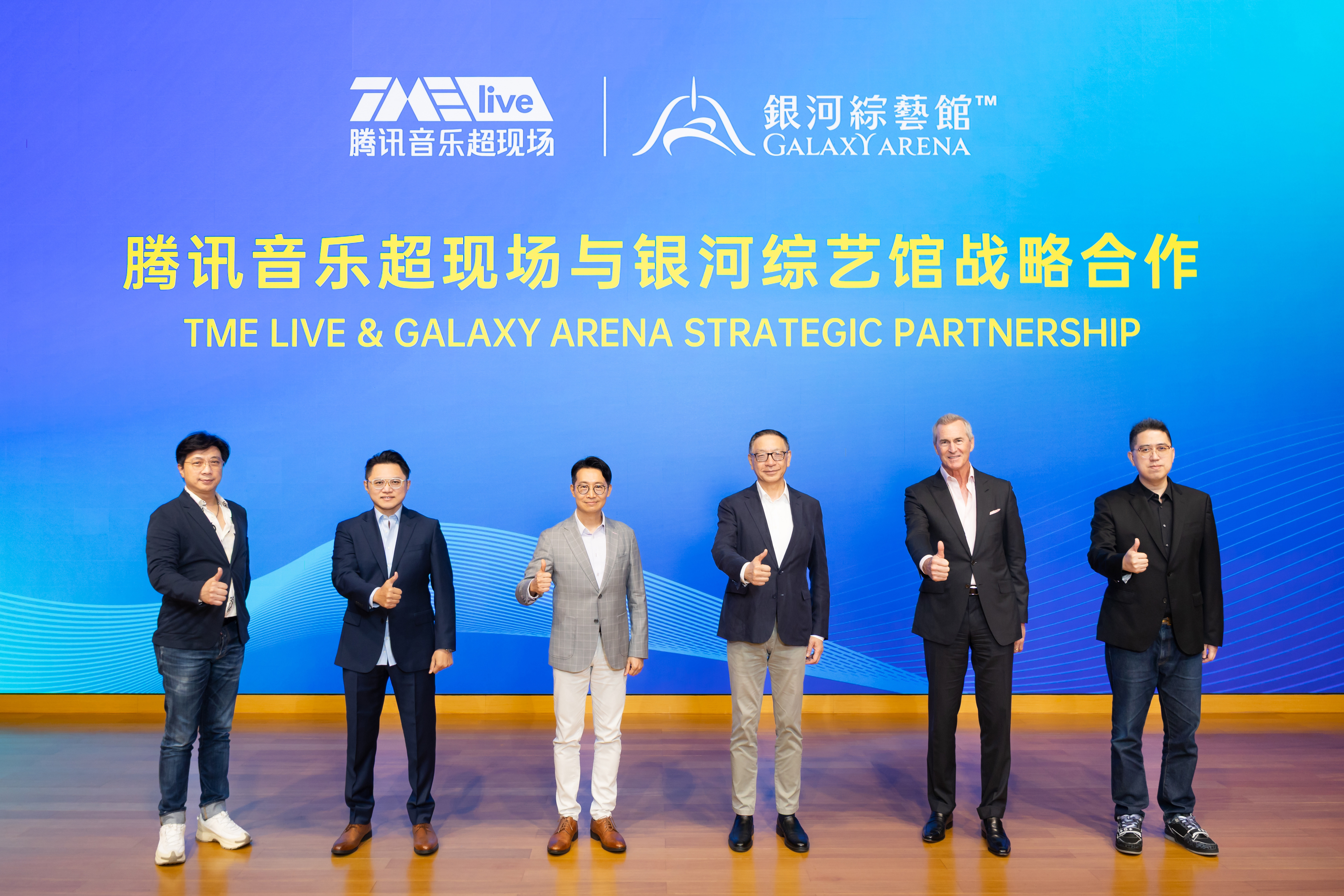 Galaxy Arena celebrates the renewal of its strategic partnership agreement with TMElive for the next three years. Officiating guests at the agreement signing ceremony included from Galaxy Entertainment Group: Mr. Francis Lui, Chairman (3rd from right); Mr. Kevin Kelley, Chief Operating Officer – Macau (2nd from right); and Mr. Jeffrey Jiang, Executive Vice President, Entertainment Services (1st from right); and from Tencent Music Entertainment Group: Mr. Cussion Kar Shun Pang, Executive Chairman (3rd from left); Mr. Tsai Chun Pan, Group Vice President, President of Content Cooperation, Distribution and TMElive, and Head of TMEA and TIMA (2nd from left); Mr. Michael Tseng, Vice President of Content Cooperation Department.(1st from left).