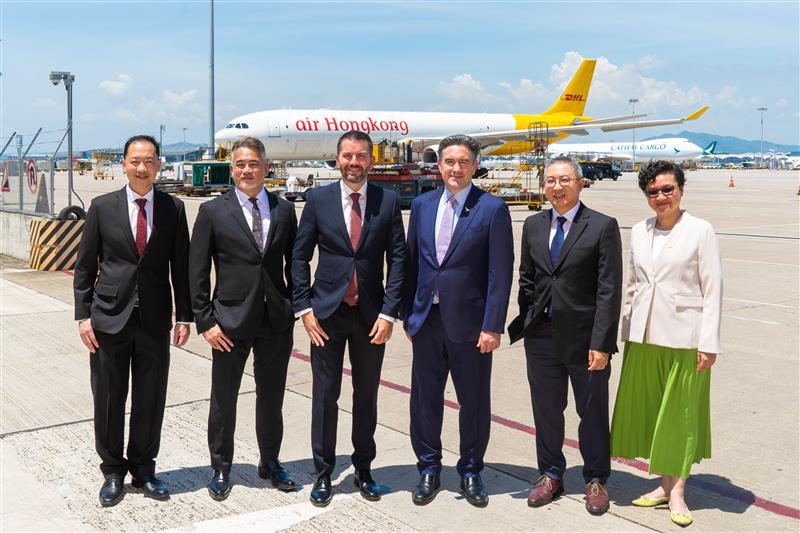 (L to R): Samuel Lee, General Manager for Central Asia Hub, DHL Express; Wai Kheong Loh, Vice President of Commercial - Hong Kong & Macau, DHL Express; Peter Bardens, Senior Vice President for Network Operations and Aviation – Asia Pacific, DHL Express; Tom Owen, Director Cargo, Cathay Group; Clarence Tai, Chief Operating Officer, Air Hong Kong; Grace Cheung, General Manager, Sustainability, Cathay Group