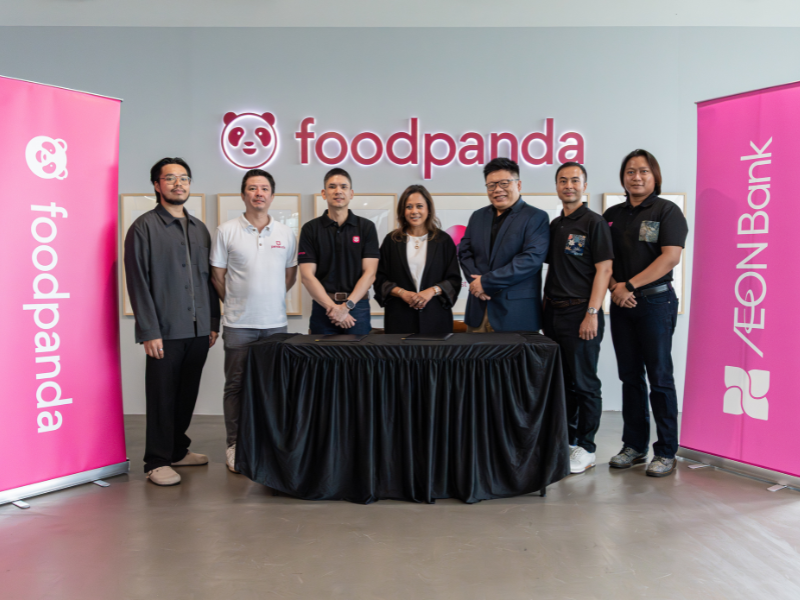 CEO of AEON Bank, YM Raja Paduka Teh Maimunah and Managing Director of foodpanda Malaysia, Tan Ming Luk signed the MoU that outlines the strategic partnership