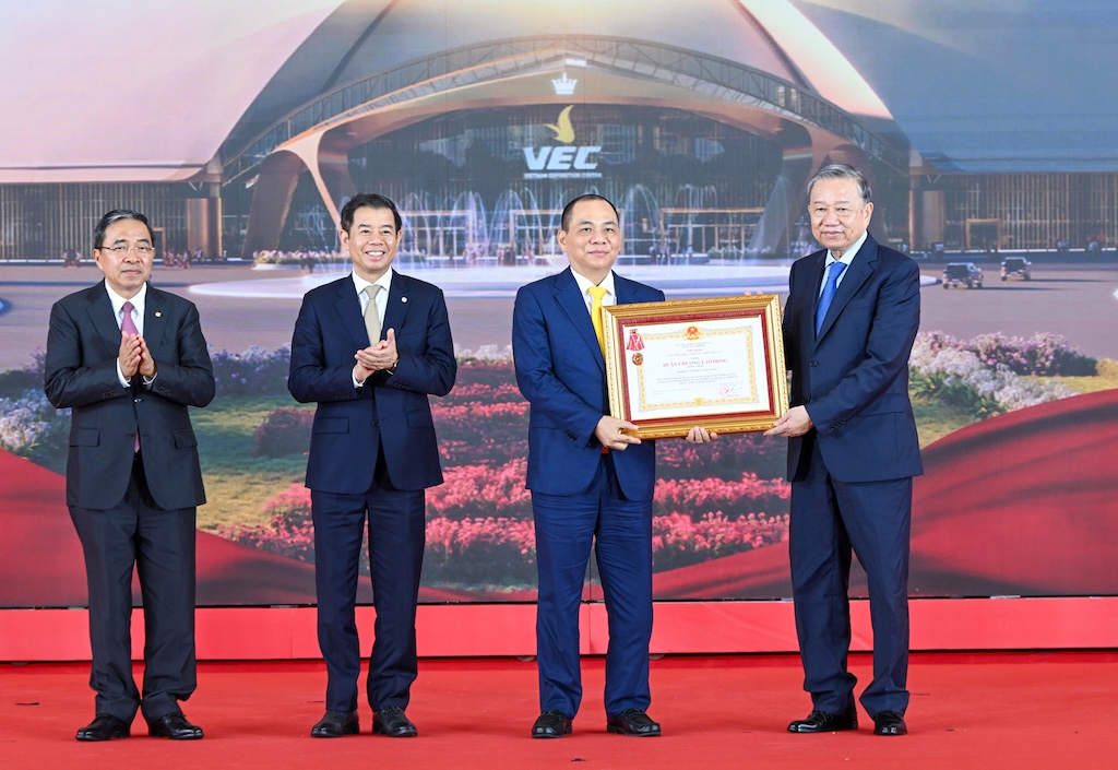 Vietnam’s Party General Secretary Tô Lâm presents the First-Class Labor Order to Mr. Phạm Nhật Vượng – Chairman of Vingroup – in recognition of the Group’s outstanding achievements, at the National Exhibition and Convention Center in Hanoi, Vietnam.