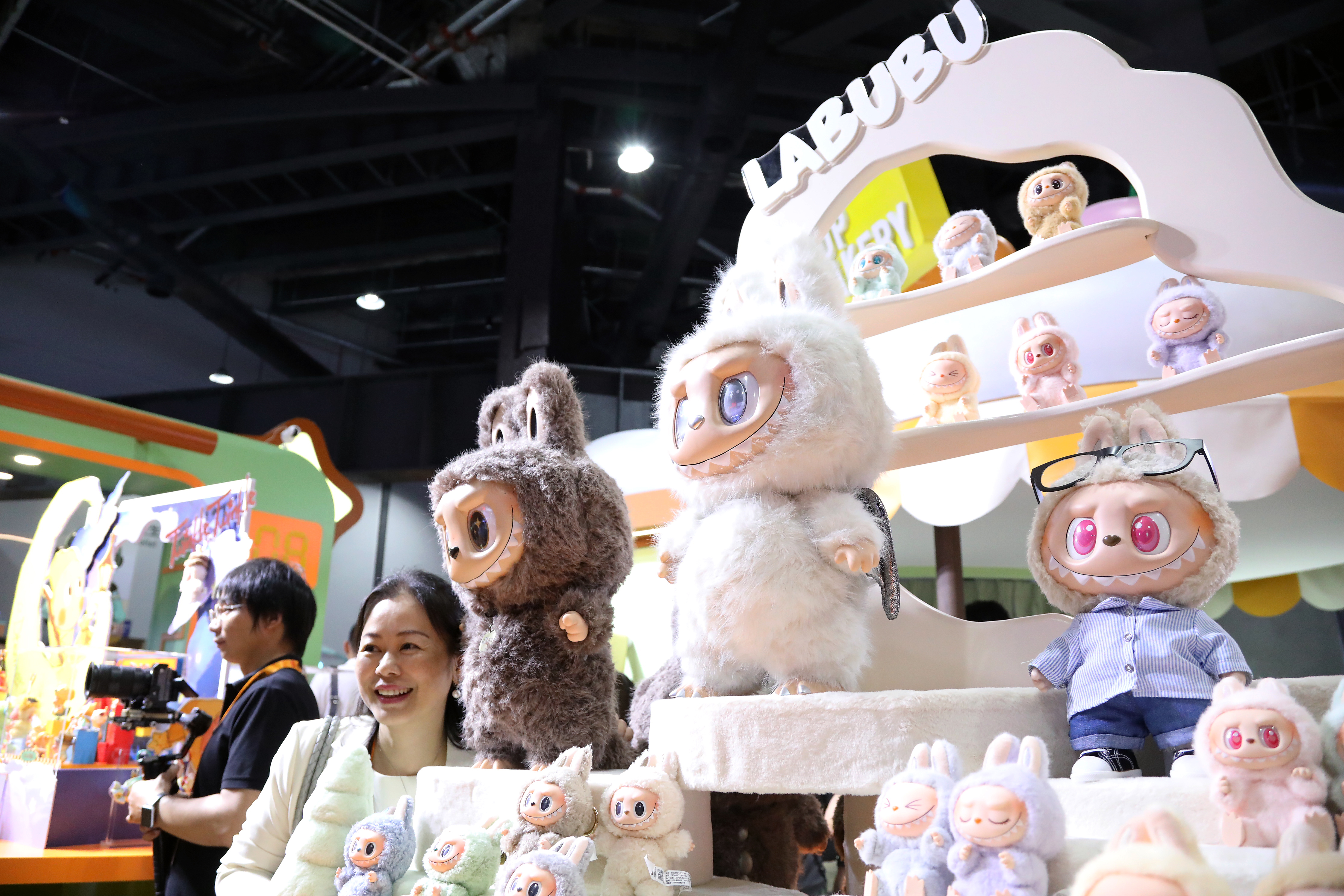 Caption: People visit a booth of Pop Mart during the 2025 China International Fair for Trade in Services (CIFTIS) in Beijing, capital of China, Sept. 10, 2025.