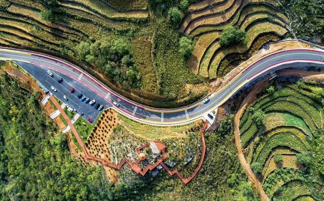 The “Guifei Nao” rest stop along the Hundred-Mile Gallery's Baiyun Avenue.