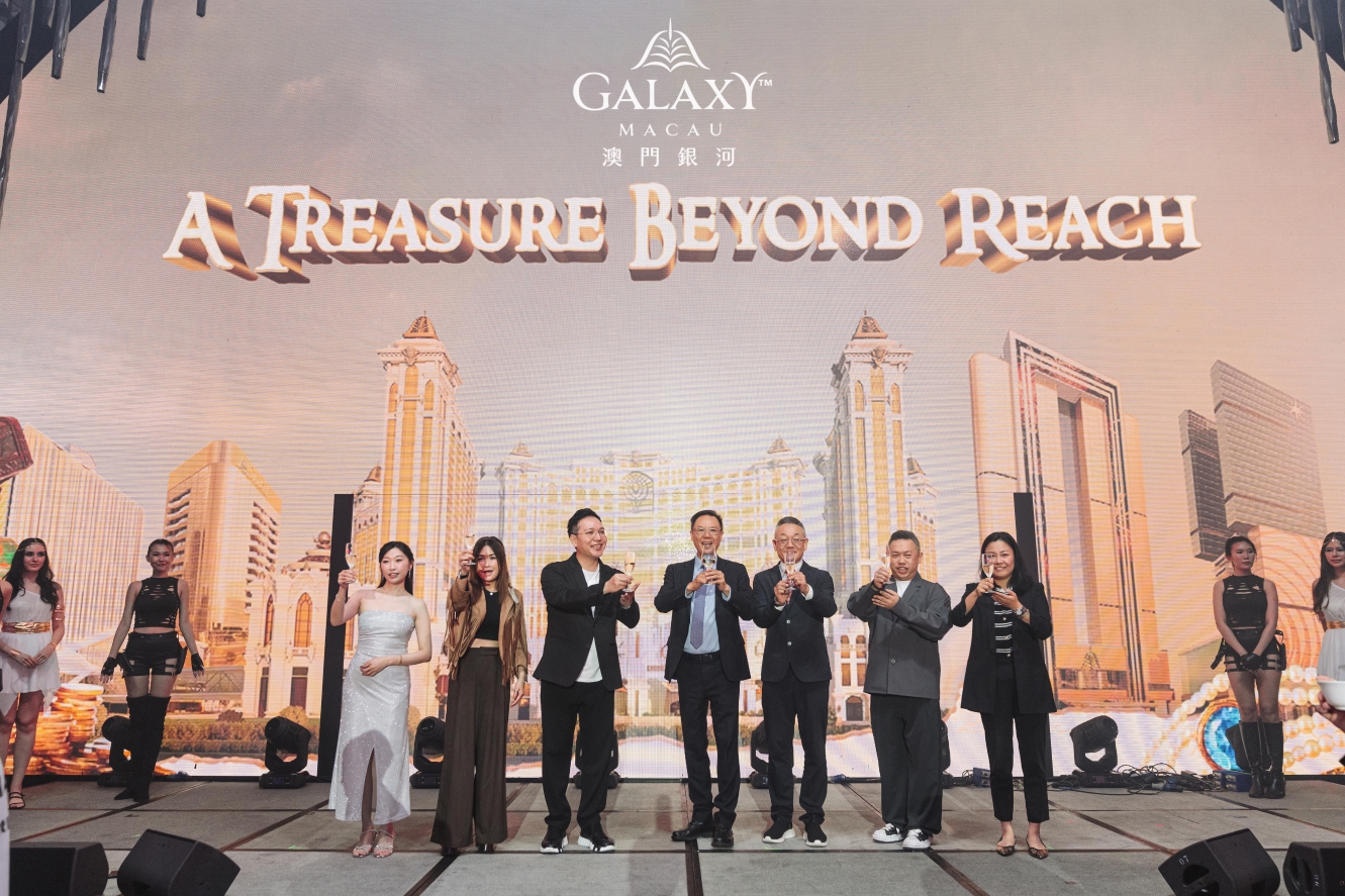 Representatives from Galaxy Entertainment Group including Mr. Elmen Lee, Director of Integrated Resort Services; Mr. Benedict Wan, Executive Vice President of Business Development; and other members of GEG management gathered at the gala dinner to toast the success of GEG’s landmark new office.