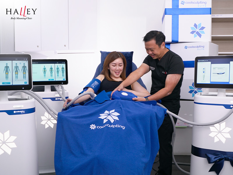 Dr. Terence Tan performing a CoolSculpting Elite treatment on a patient at Halley Body Slimming Clinic