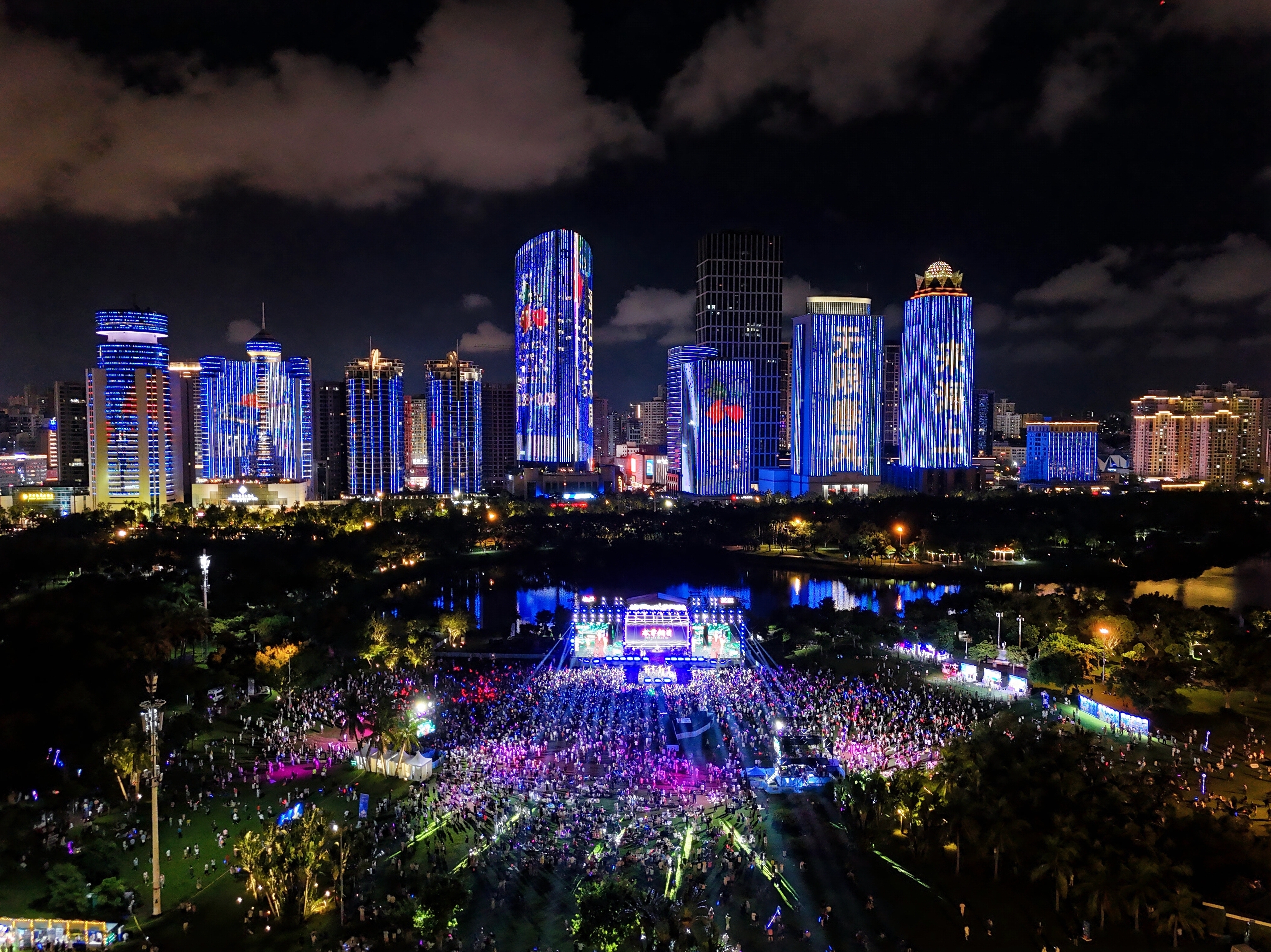 Caption: A bird's-eye view of the 2025 Praising Haikou Lawn Concert.