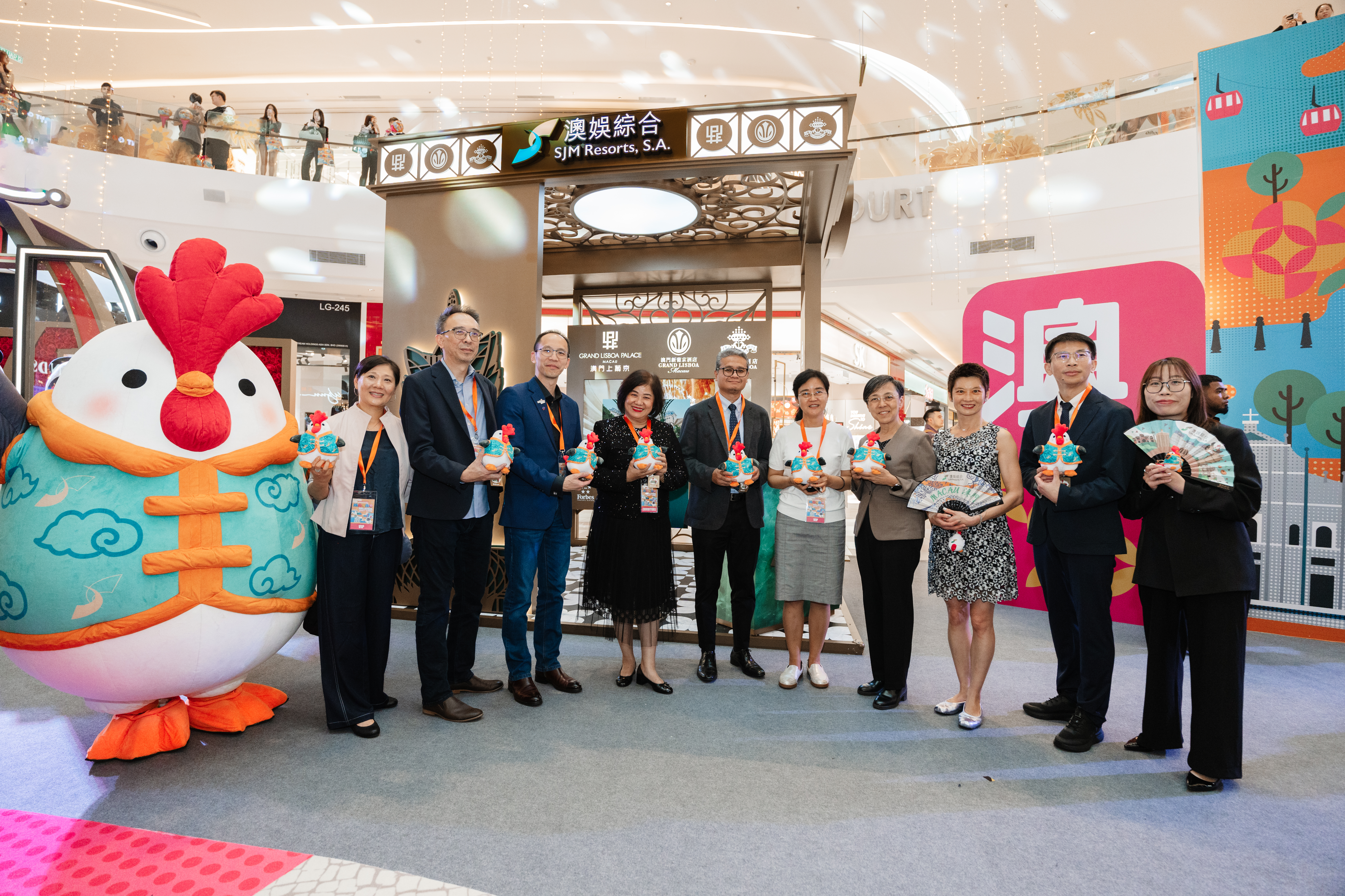 The officiating guests from Macau and Malaysia toured SJM’s booth, accompanied by its representatives at Kuala Lumpur’s IOI City Mall.