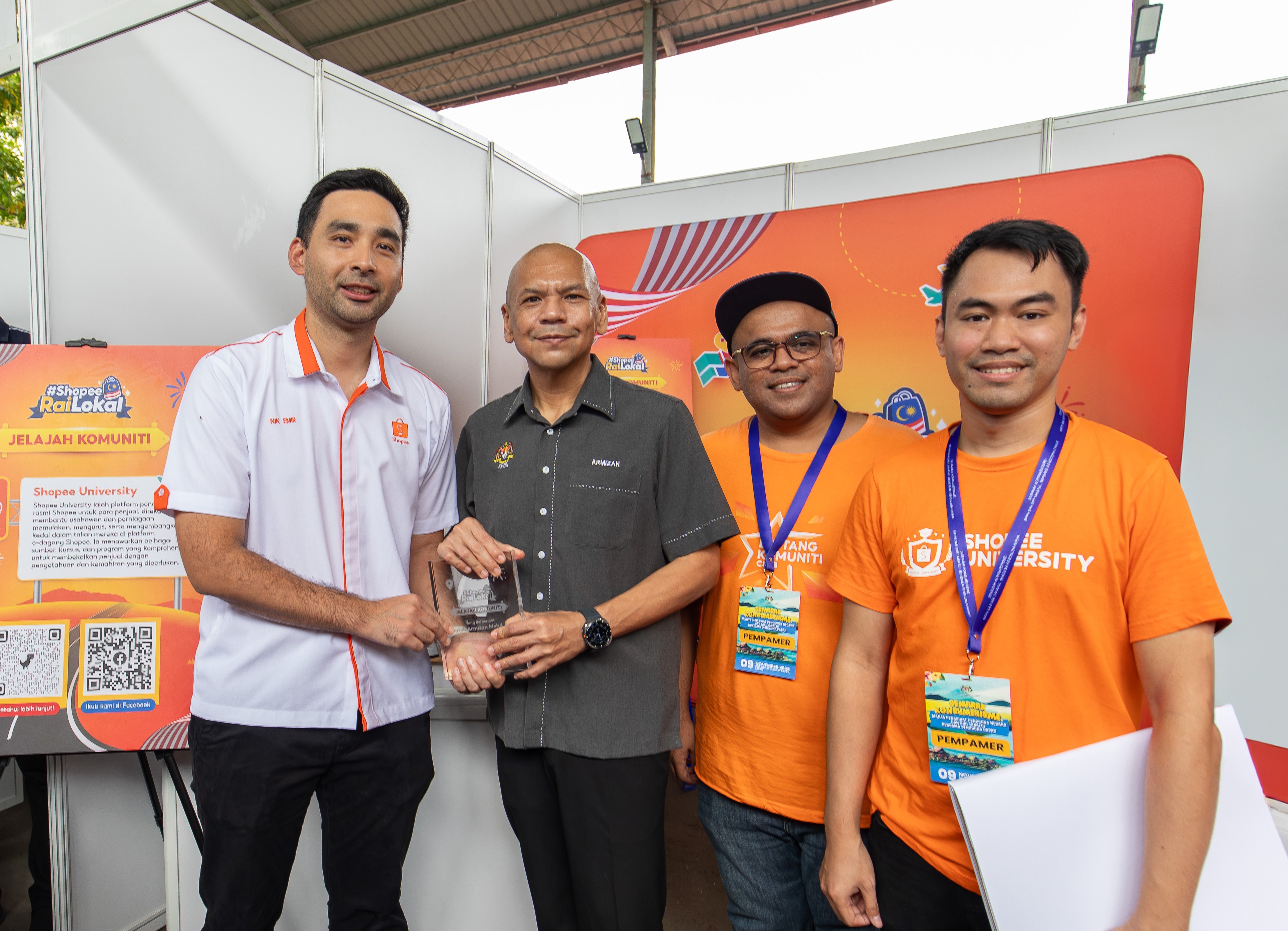 Datuk Armizan Mohd Ali (second from left), Minister of Domestic Trade and Cost of Living (KPDN), visited the Shopee exhibition booth as part of the Shopee Rai Lokal Jelajah Komuniti initiative in Papar, Sabah