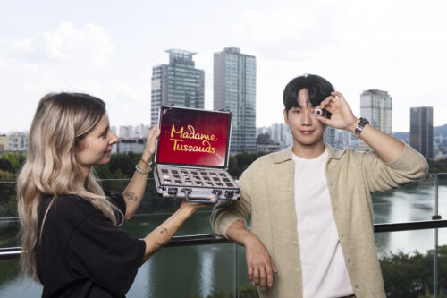 MTHK-Jung-Hae-In-Sitting-Announc