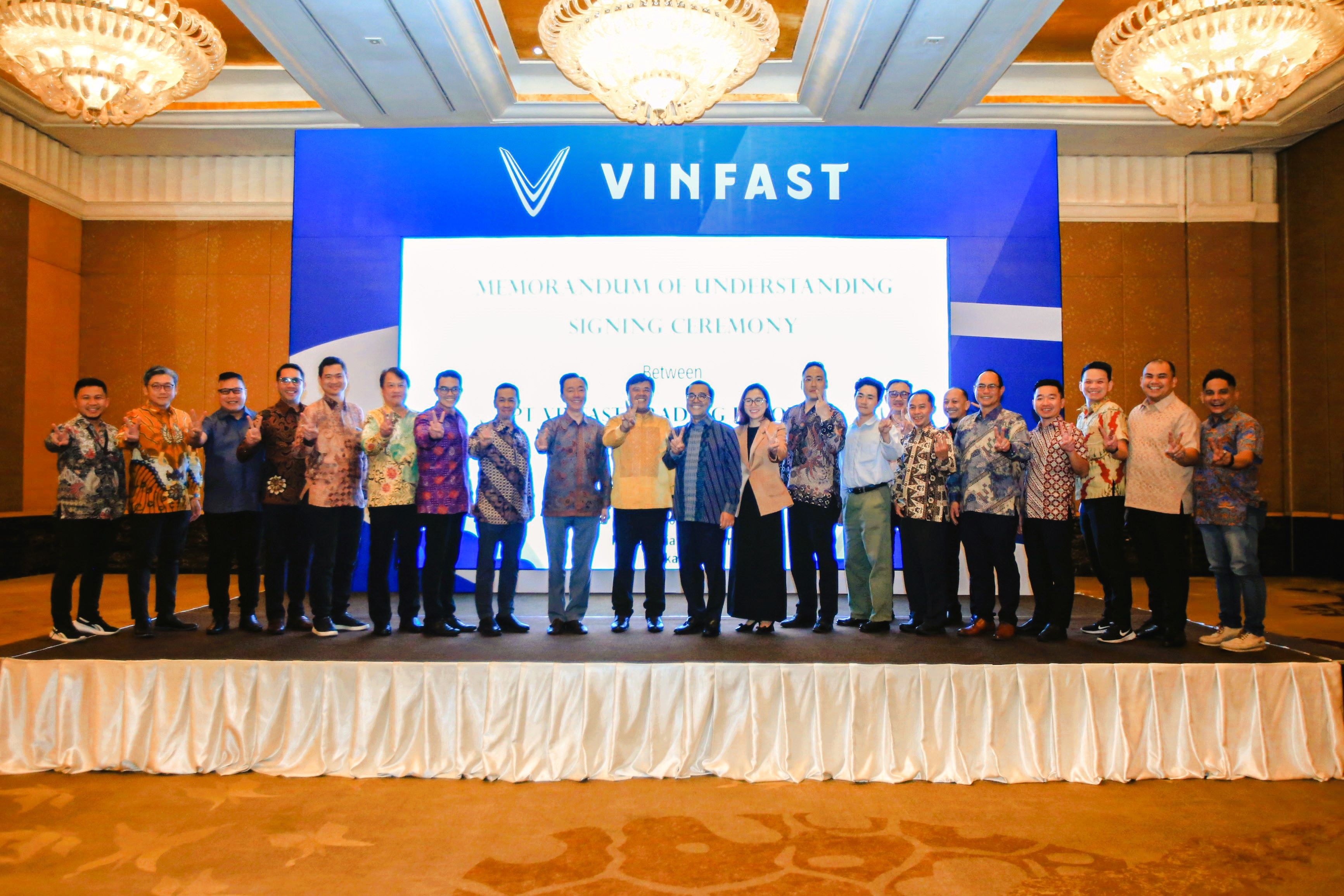 Representatives of VinFast Indonesia and financial partners at the Memorandum of Understanding (MoU) signing ceremony.
