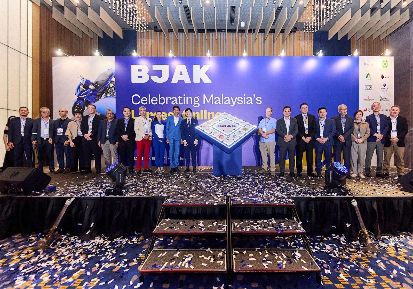 A commemorative group photo of BJAK CEO Ronald Lim with YB Syed Saddiq, Bella Astillah and the 16 insurer partners, capturing their recognition and support for BJAK’s continued growth in the digital insurance space.