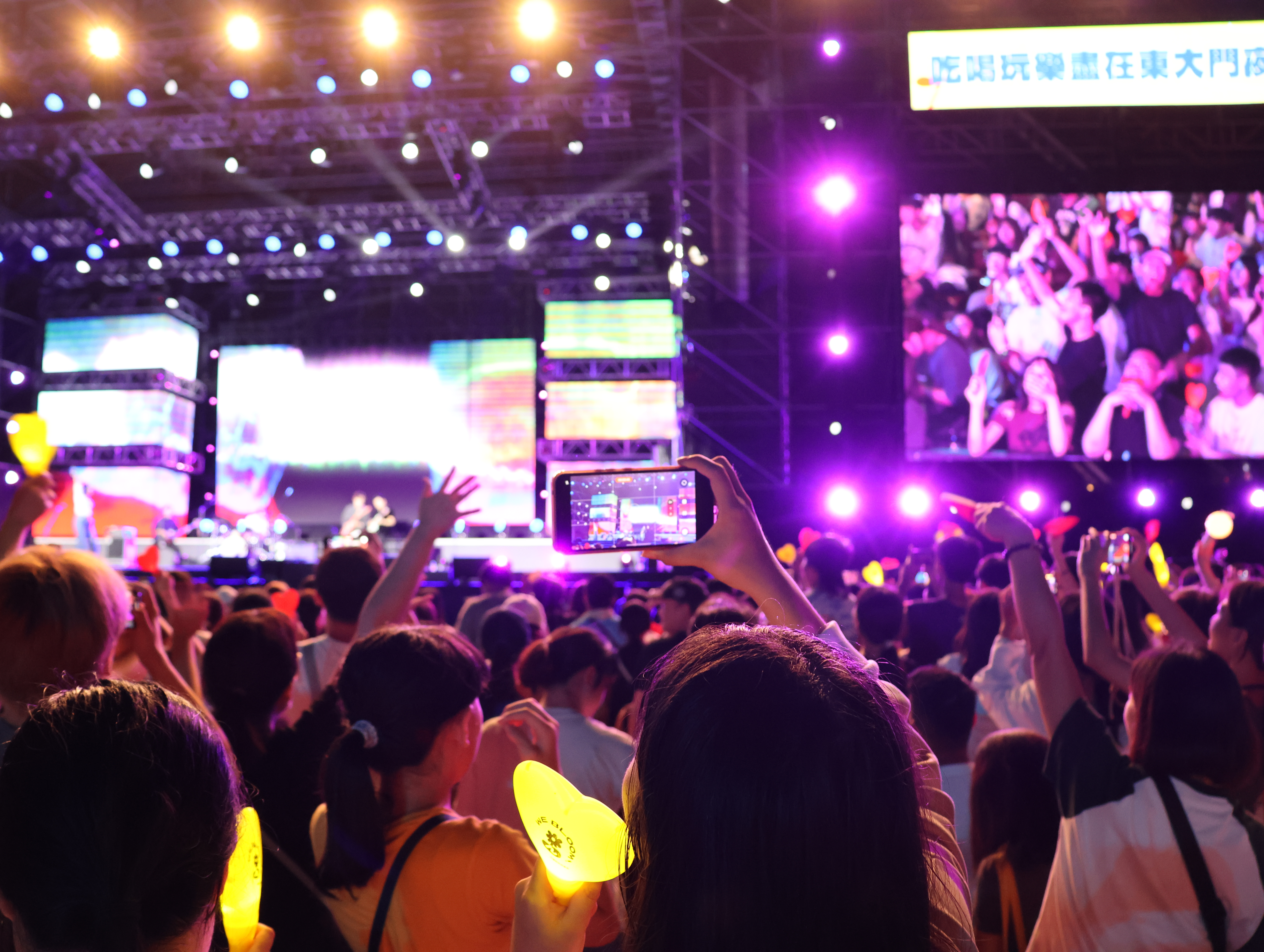 Crowds gather at Hualien’s New Year’s Countdown Party as live music lights up the night.