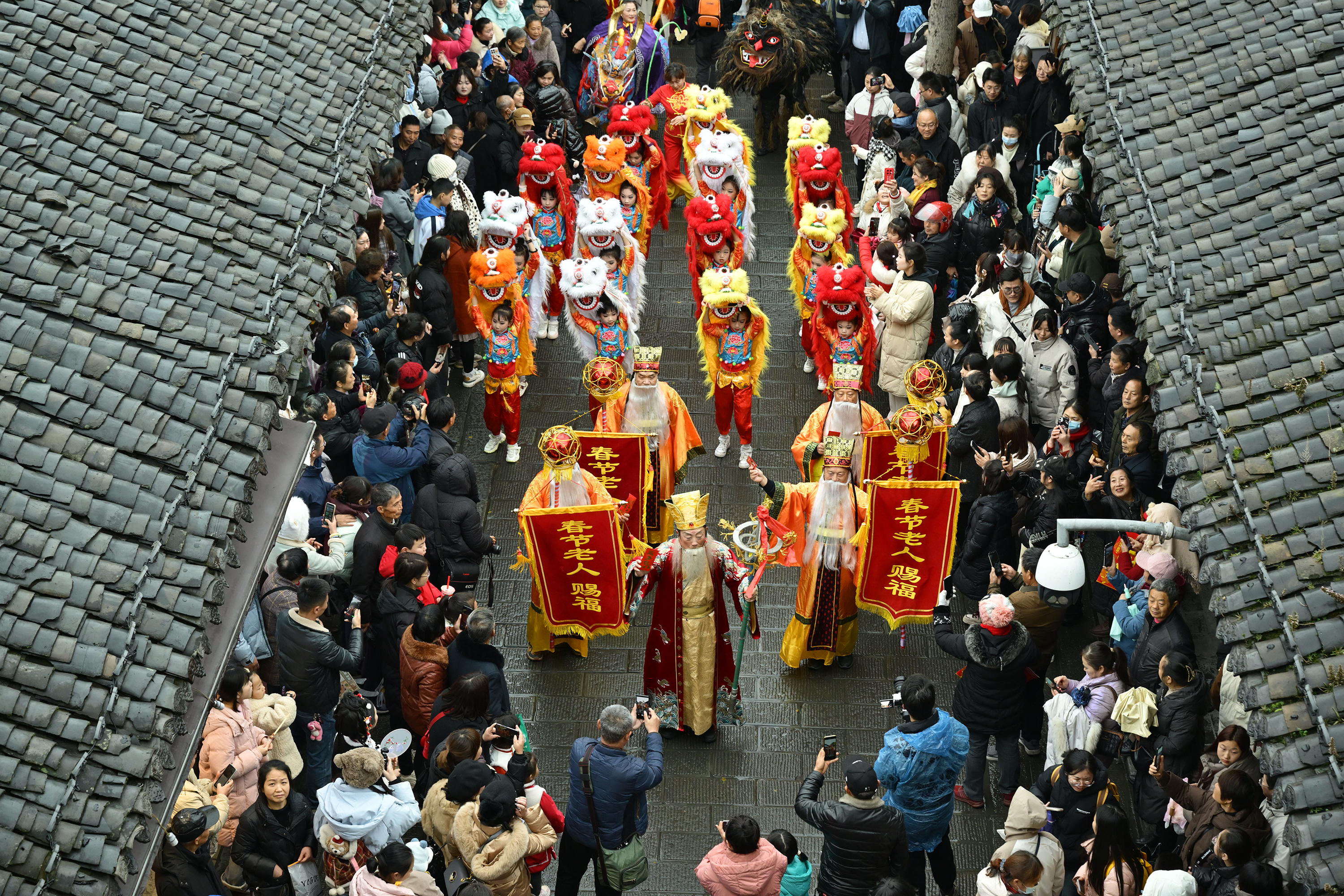 The "Old Man of the Spring Festival" parades through the streets of Langzhong Ancient City while offering blessings.