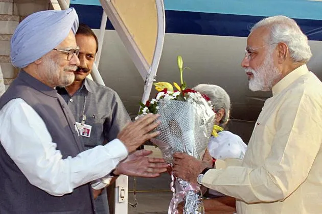 Narendra Modi and Manmohan Singh face to face 4