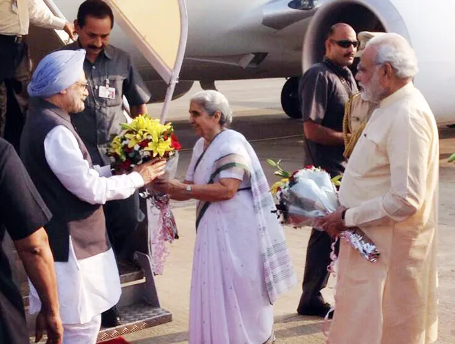 Narendra Modi and Manmohan Singh face to face 9