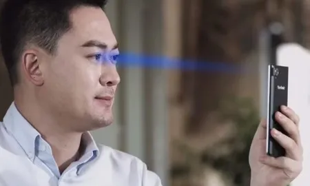 Smartphone With IRIS Scanners