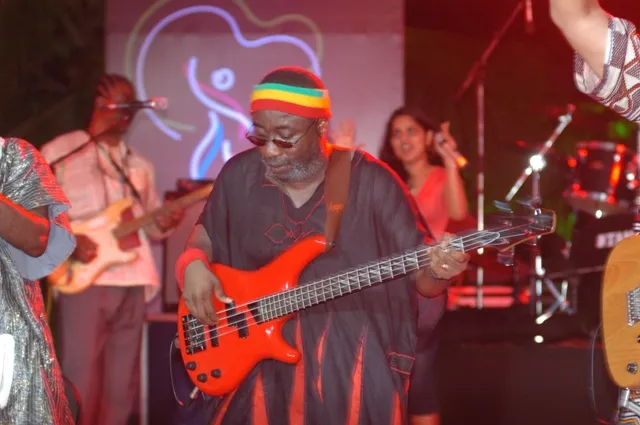 JOHN OSIBISA BASE GUITARIST01