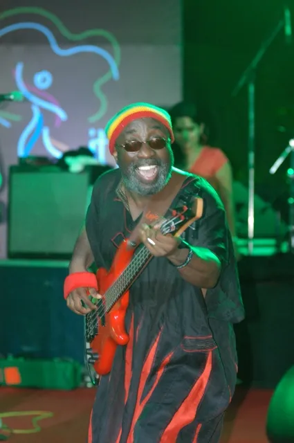 JOHN OSIBISA BASE GUITARIST02