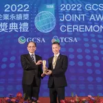 NTHU President W. John Kao 28right29 Accepting The Taiwan University Sustainability Award From You Si Kun2C President Of The Legislative Yuan. 28Photo National Tsing Hua University29