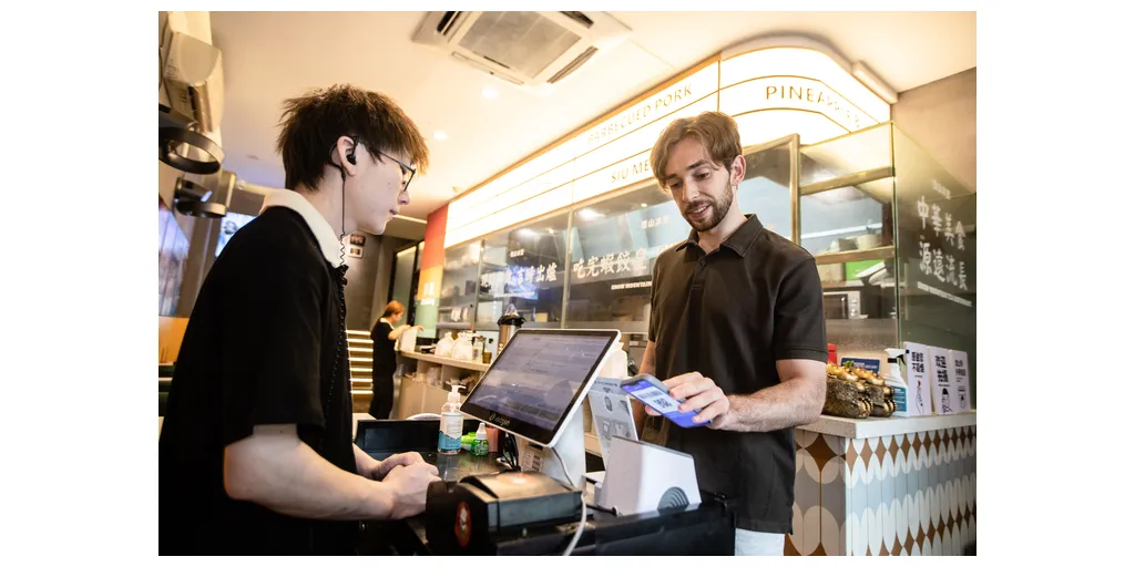 An_international_traveler_paying_at_a_restaurant_with_Alipay-1
