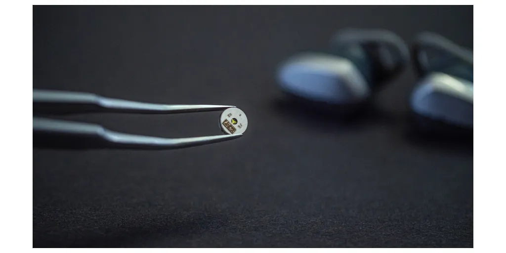 Conamara_6mm_black_bg_and_earbuds-1