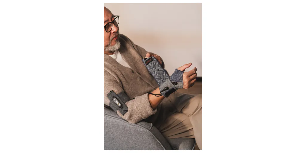 KnitWarm_Wrap_Red_Dot_Award_Winner-1