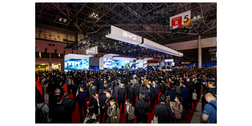 1Journalists_gather_en_masse_at_BYDs_booth-1