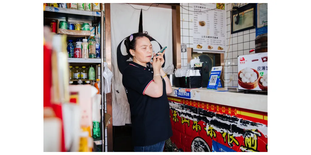 Ms_Zhou_a_visually_impaired_user_pays_via_Alipay_voiceprint_payment-1