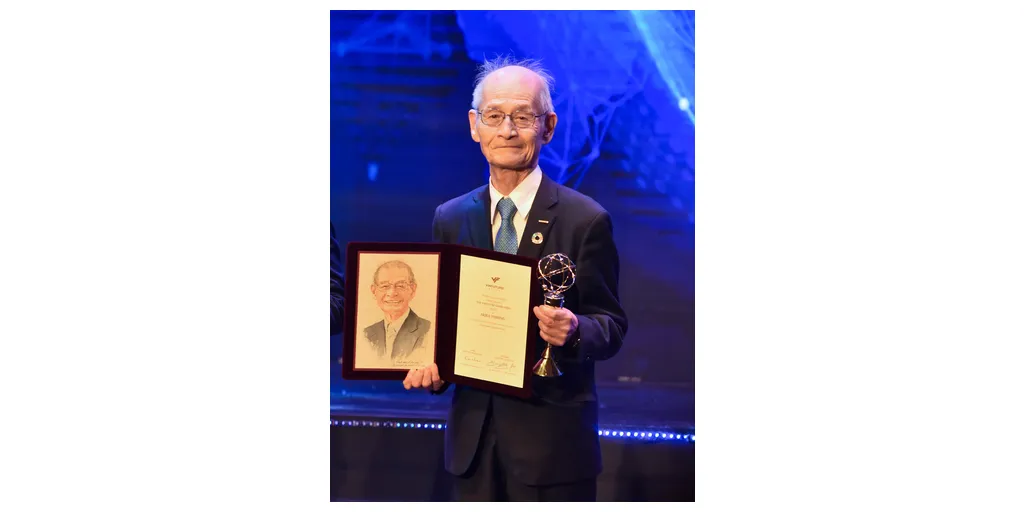 Dr._Yoshino_at_the_Award_Ceremony-1