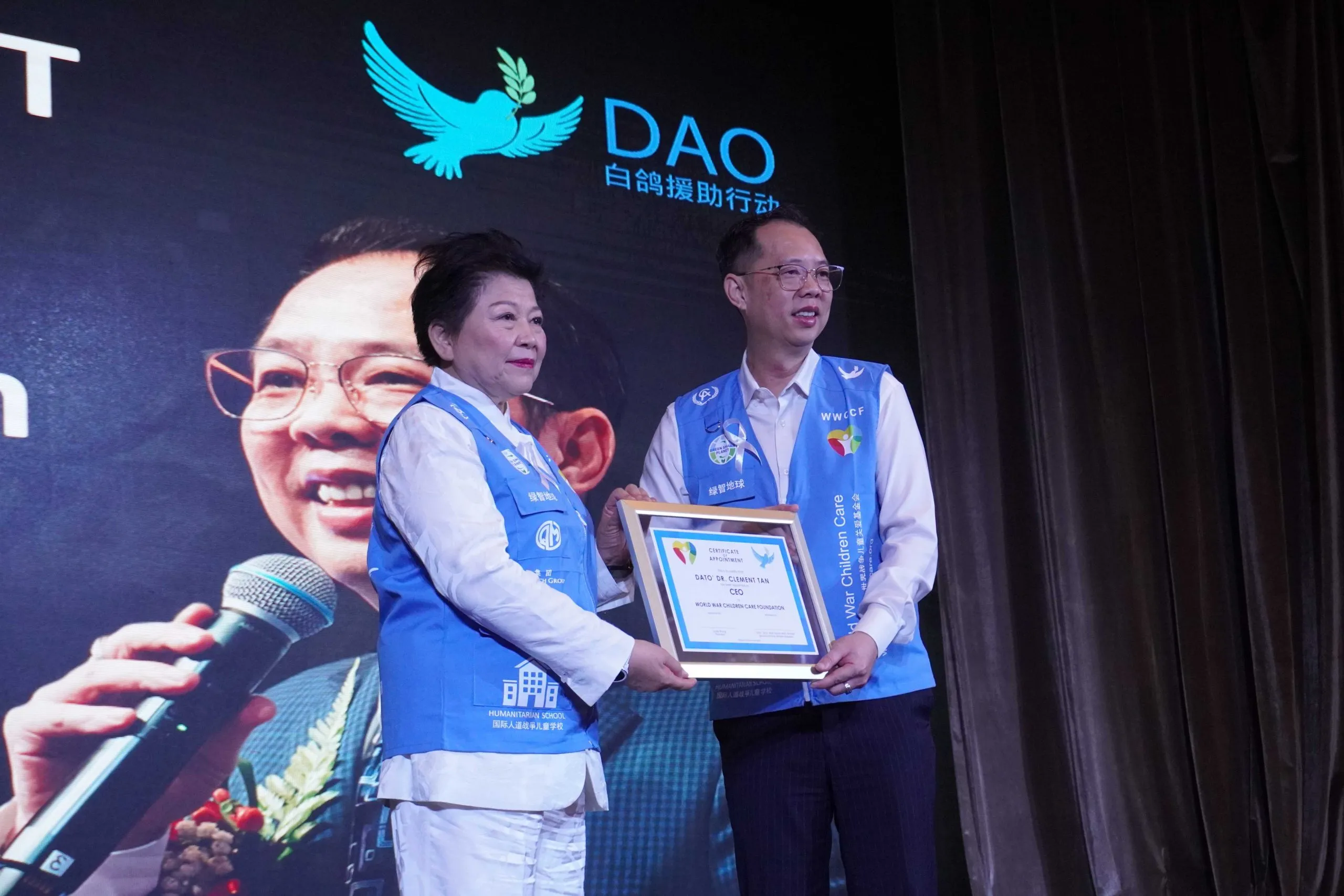 pic-Madam-Linda-Wong-handing-cer