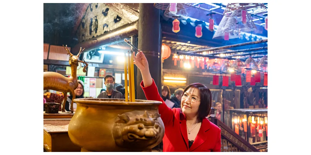 Master_Mak_at_Man_Mo_Temple_4-1