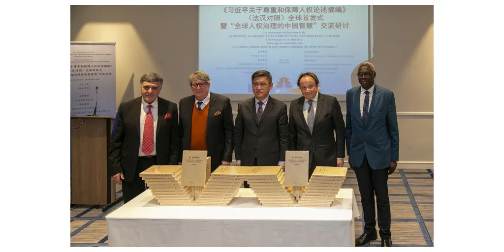 Chinese_and_foreign_speakers_unveil_the_new_book-1