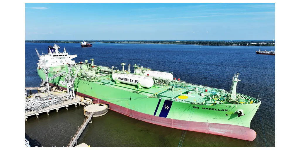 Image_10_BW_Magellan_at_Marcus_Hook_Terminal_28low-reso29