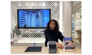 The Salesperson Welcomes Chinese Travelers To Use Alipay For Payment At Designer Outlet Roermond