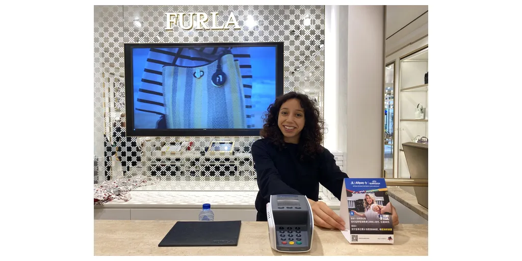 The Salesperson Welcomes Chinese Travelers To Use Alipay For Payment At Designer Outlet Roermond